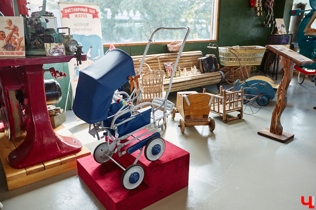 Частная коллекция семьи Жаровых        — весомая причина навестить город-музей. После открытия экспозиция насчитывала более двух тысяч объектов, сейчас собрание заметно выросло. В        нем уникальная техника, коляски, даже паровоз. «Ключ-Медиа» первым увидел новинку и        узнал, когда аналогичный локомотив будет курсировать между Суздалем и        Владимиром.