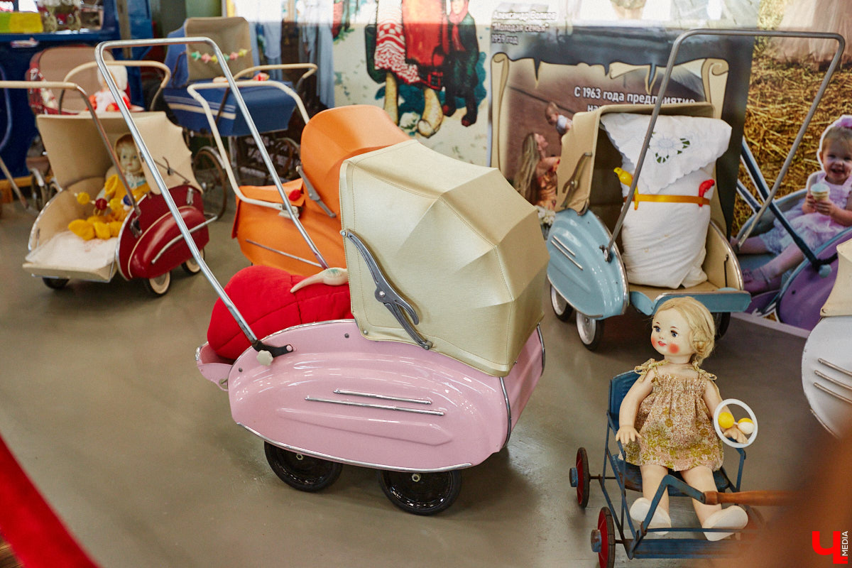 Частная коллекция семьи Жаровых        — весомая причина навестить город-музей. После открытия экспозиция насчитывала более двух тысяч объектов, сейчас собрание заметно выросло. В        нем уникальная техника, коляски, даже паровоз. «Ключ-Медиа» первым увидел новинку и        узнал, когда аналогичный локомотив будет курсировать между Суздалем и        Владимиром.