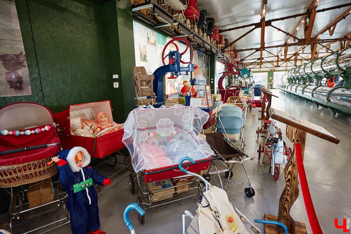 Частная коллекция семьи Жаровых        — весомая причина навестить город-музей. После открытия экспозиция насчитывала более двух тысяч объектов, сейчас собрание заметно выросло. В        нем уникальная техника, коляски, даже паровоз. «Ключ-Медиа» первым увидел новинку и        узнал, когда аналогичный локомотив будет курсировать между Суздалем и        Владимиром.