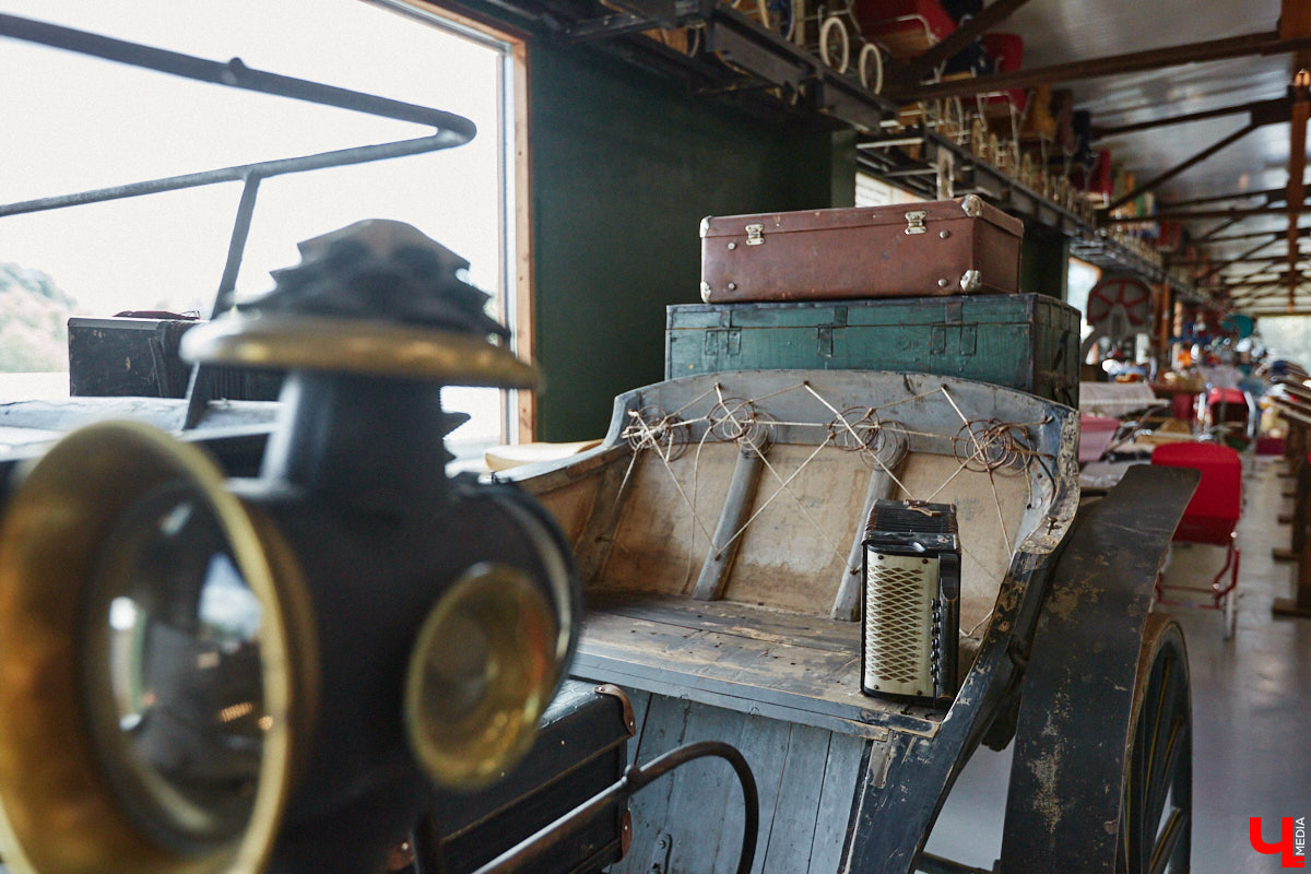 Частная коллекция семьи Жаровых        — весомая причина навестить город-музей. После открытия экспозиция насчитывала более двух тысяч объектов, сейчас собрание заметно выросло. В        нем уникальная техника, коляски, даже паровоз. «Ключ-Медиа» первым увидел новинку и        узнал, когда аналогичный локомотив будет курсировать между Суздалем и        Владимиром.