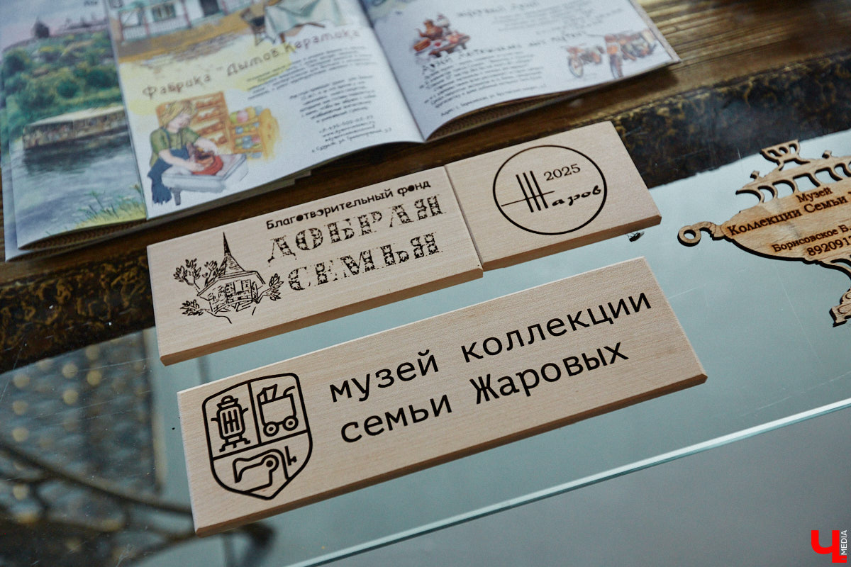 Частная коллекция семьи Жаровых        — весомая причина навестить город-музей. После открытия экспозиция насчитывала более двух тысяч объектов, сейчас собрание заметно выросло. В        нем уникальная техника, коляски, даже паровоз. «Ключ-Медиа» первым увидел новинку и        узнал, когда аналогичный локомотив будет курсировать между Суздалем и        Владимиром.