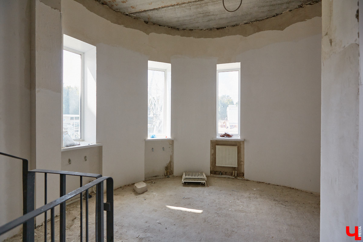 Владимирский планетарий готовится к переезду из Николо-Кремлевской церкви в здание «Звездного дома». Сейчас на финише отделочные работы в рамках первого этапа реконструкции. Впереди монтаж оборудования и обустройство купольного зала. Как сейчас выглядит будущий космический центр, выяснил «Ключ-Медиа».