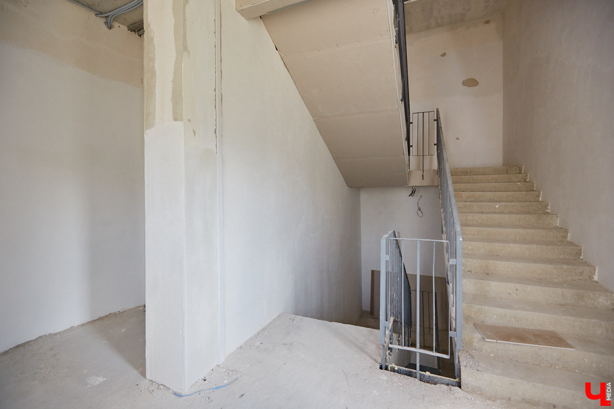 Владимирский планетарий готовится к переезду из Николо-Кремлевской церкви в здание «Звездного дома». Сейчас на финише отделочные работы в рамках первого этапа реконструкции. Впереди монтаж оборудования и обустройство купольного зала. Как сейчас выглядит будущий космический центр, выяснил «Ключ-Медиа».