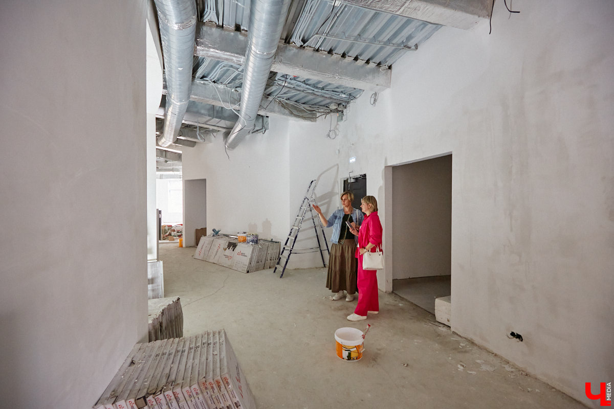 Владимирский планетарий готовится к переезду из Николо-Кремлевской церкви в здание «Звездного дома». Сейчас на финише отделочные работы в рамках первого этапа реконструкции. Впереди монтаж оборудования и обустройство купольного зала. Как сейчас выглядит будущий космический центр, выяснил «Ключ-Медиа».