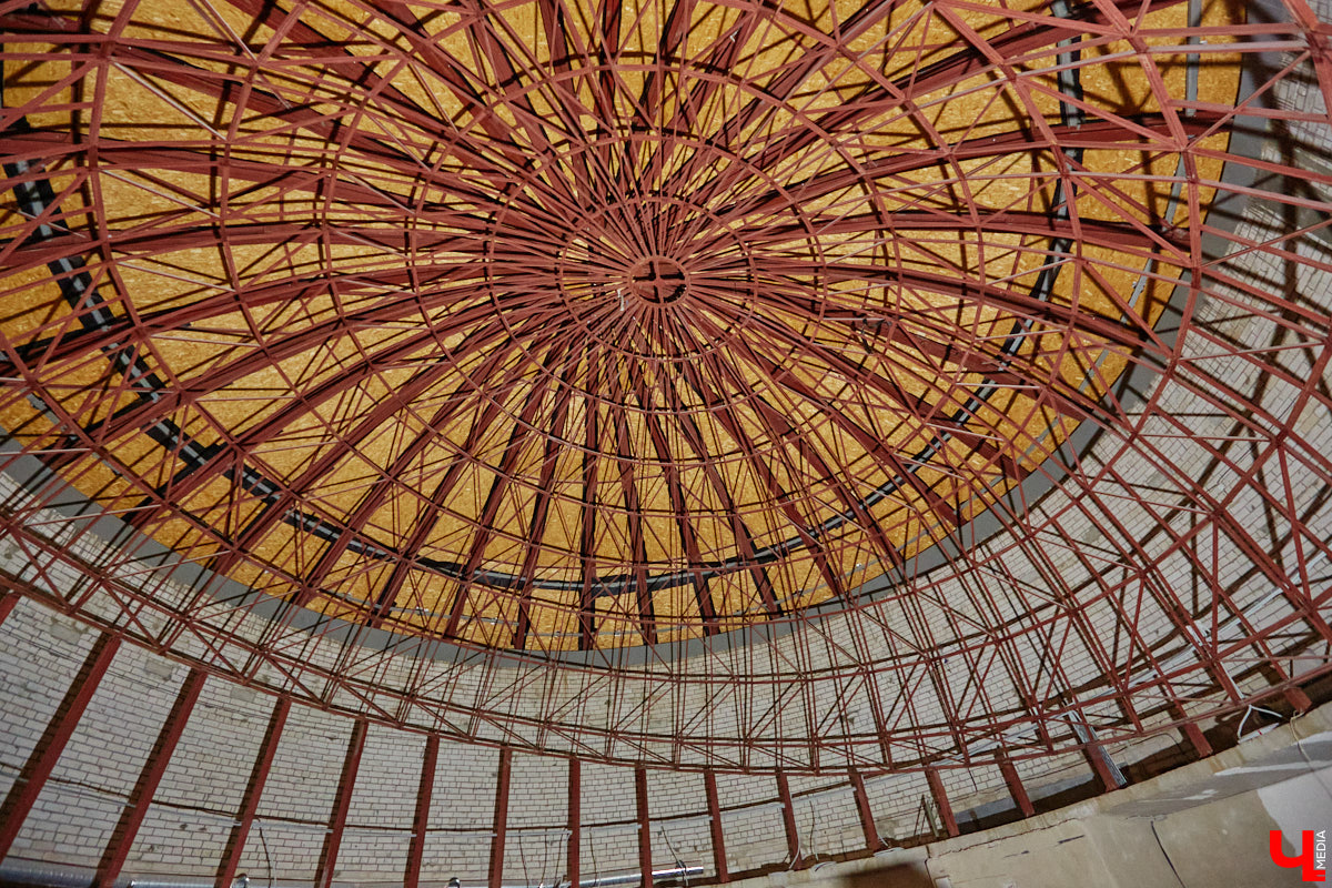 Владимирский планетарий готовится к переезду из Николо-Кремлевской церкви в здание «Звездного дома». Сейчас на финише отделочные работы в рамках первого этапа реконструкции. Впереди монтаж оборудования и обустройство купольного зала. Как сейчас выглядит будущий космический центр, выяснил «Ключ-Медиа».