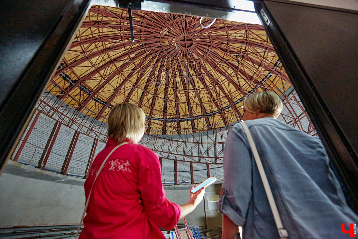 Владимирский планетарий готовится к переезду из Николо-Кремлевской церкви в здание «Звездного дома». Сейчас на финише отделочные работы в рамках первого этапа реконструкции. Впереди монтаж оборудования и обустройство купольного зала. Как сейчас выглядит будущий космический центр, выяснил «Ключ-Медиа».