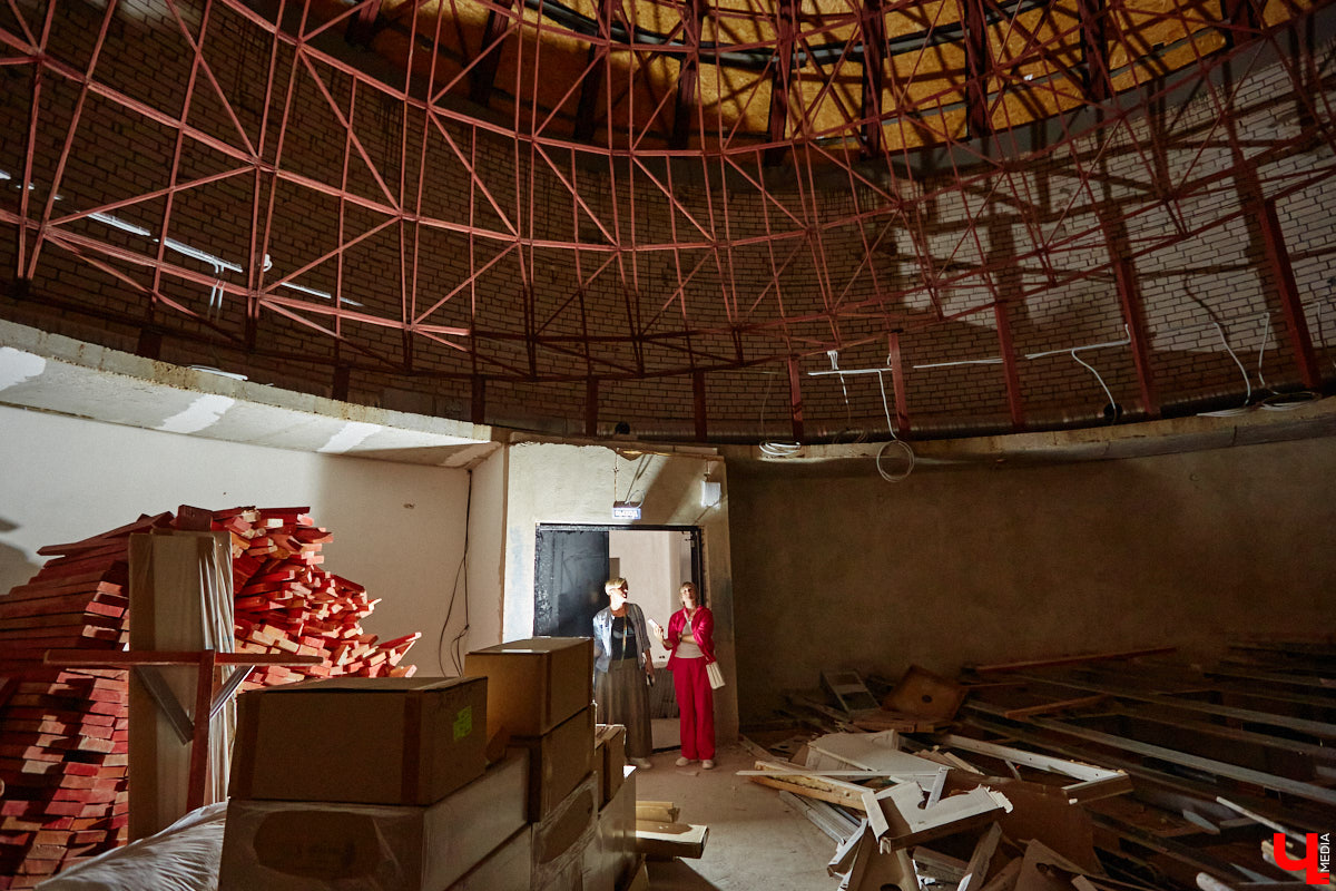 Владимирский планетарий готовится к переезду из Николо-Кремлевской церкви в здание «Звездного дома». Сейчас на финише отделочные работы в рамках первого этапа реконструкции. Впереди монтаж оборудования и обустройство купольного зала. Как сейчас выглядит будущий космический центр, выяснил «Ключ-Медиа».