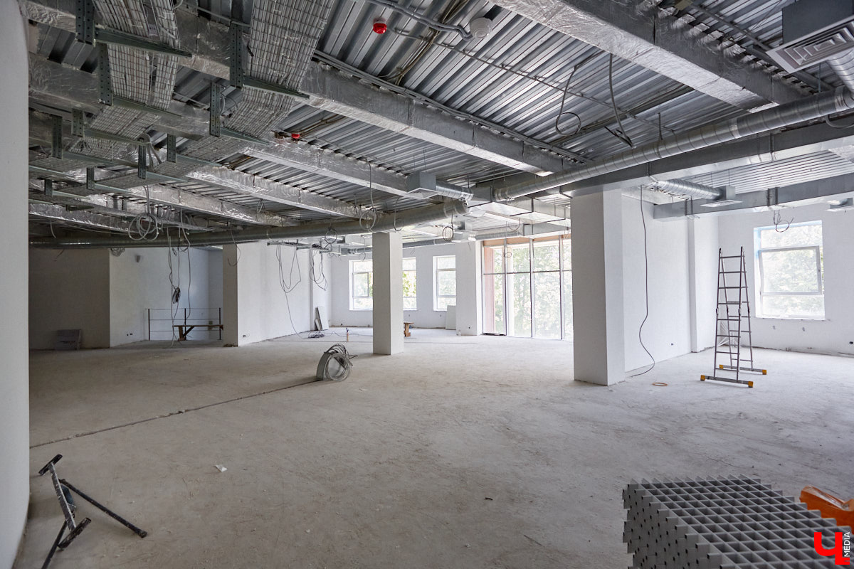 Владимирский планетарий готовится к переезду из Николо-Кремлевской церкви в здание «Звездного дома». Сейчас на финише отделочные работы в рамках первого этапа реконструкции. Впереди монтаж оборудования и обустройство купольного зала. Как сейчас выглядит будущий космический центр, выяснил «Ключ-Медиа».