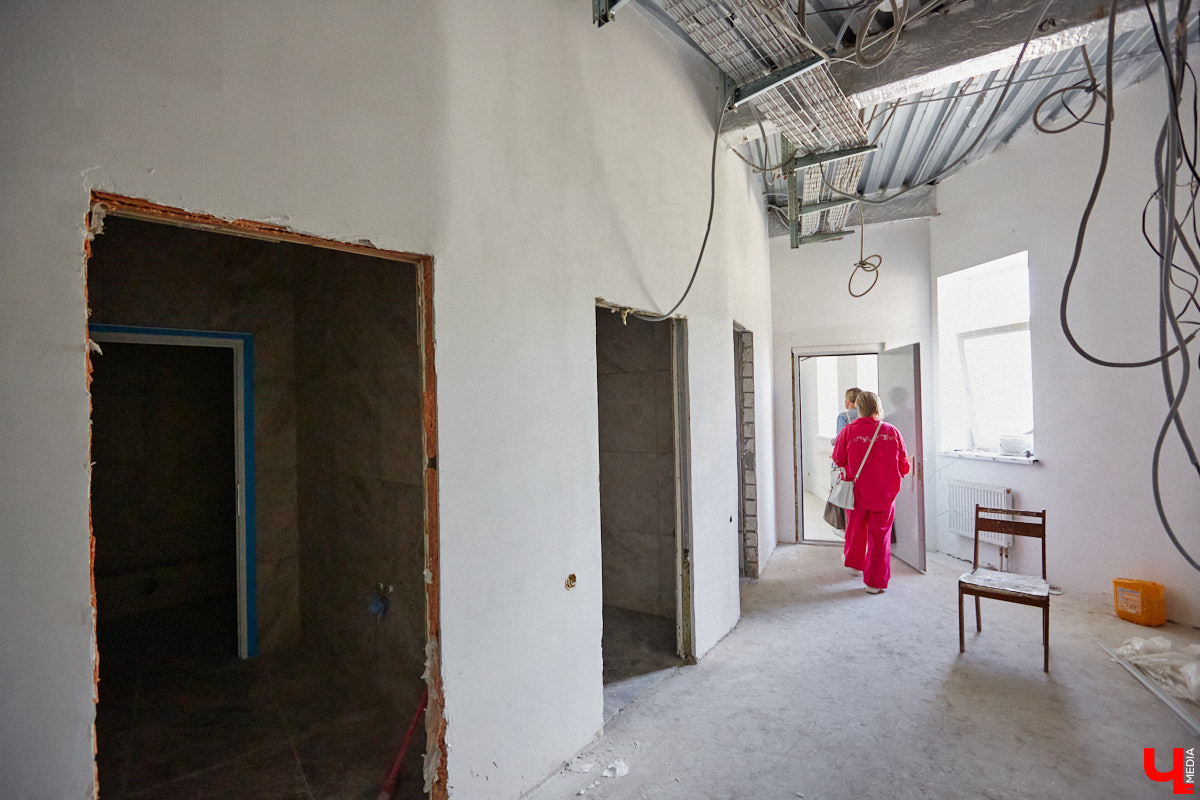 Владимирский планетарий готовится к переезду из Николо-Кремлевской церкви в здание «Звездного дома». Сейчас на финише отделочные работы в рамках первого этапа реконструкции. Впереди монтаж оборудования и обустройство купольного зала. Как сейчас выглядит будущий космический центр, выяснил «Ключ-Медиа».