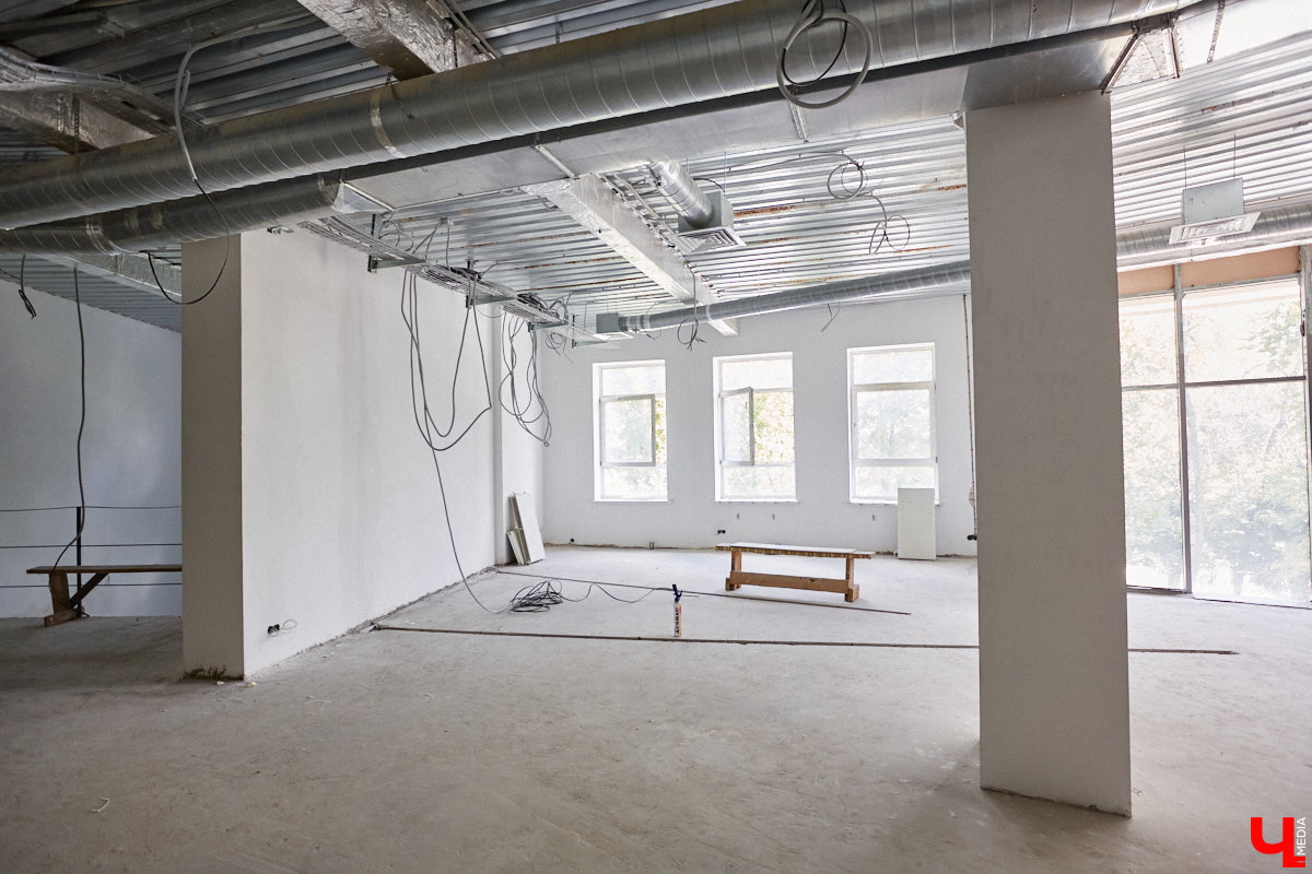 Владимирский планетарий готовится к переезду из Николо-Кремлевской церкви в здание «Звездного дома». Сейчас на финише отделочные работы в рамках первого этапа реконструкции. Впереди монтаж оборудования и обустройство купольного зала. Как сейчас выглядит будущий космический центр, выяснил «Ключ-Медиа».