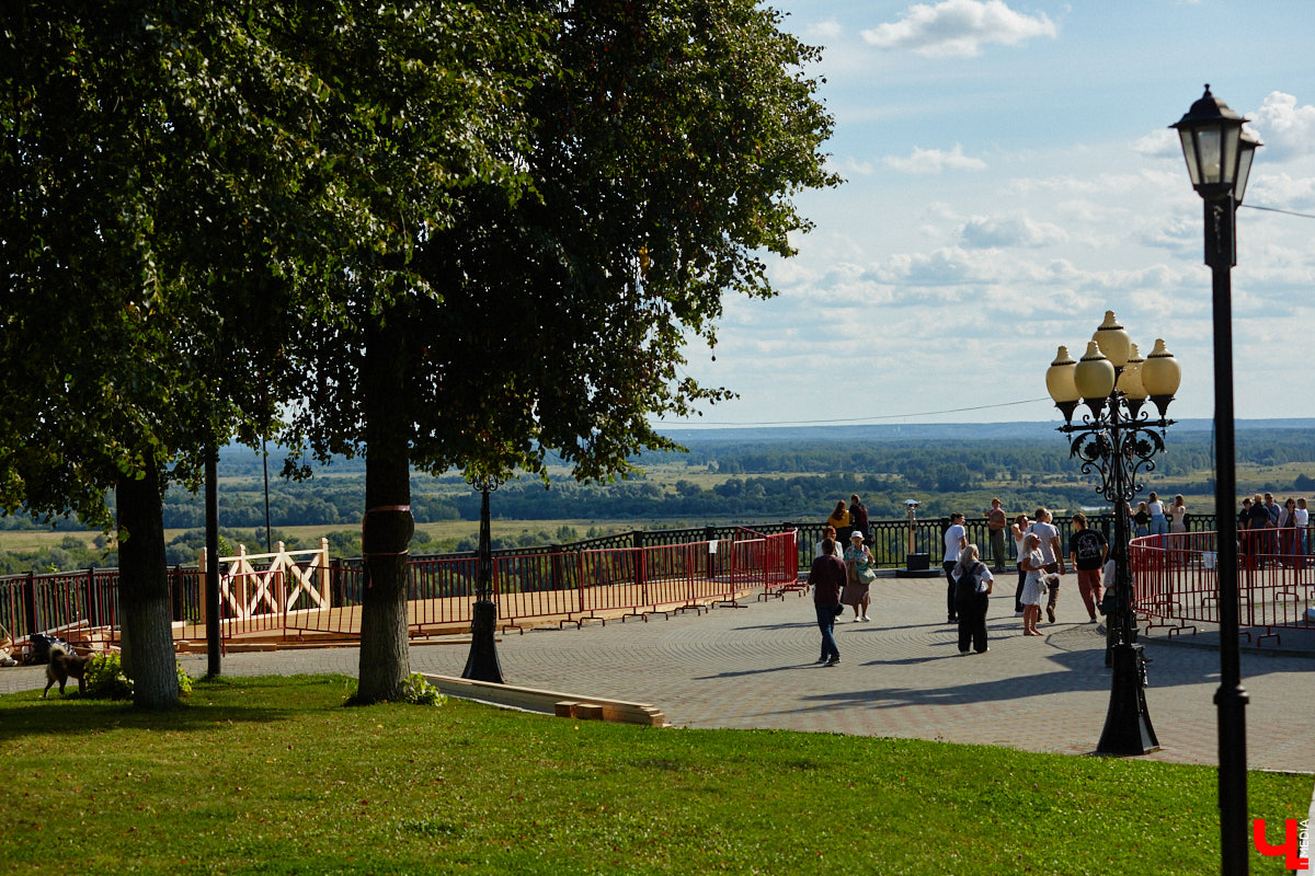 Наш любимый город снова именинник, и свое 1035-летие намерен отпраздновать с размахом. Все карты раскрыты: известно, кто станет хедлайнером и ждать ли торжественный салют. Собрали для вас всю необходимую информацию, чтобы программа Дня города не была сюрпризом, как погода.
