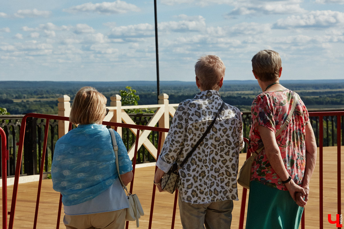 Наш любимый город снова именинник, и свое 1035-летие намерен отпраздновать с размахом. Все карты раскрыты: известно, кто станет хедлайнером и ждать ли торжественный салют. Собрали для вас всю необходимую информацию, чтобы программа Дня города не была сюрпризом, как погода.