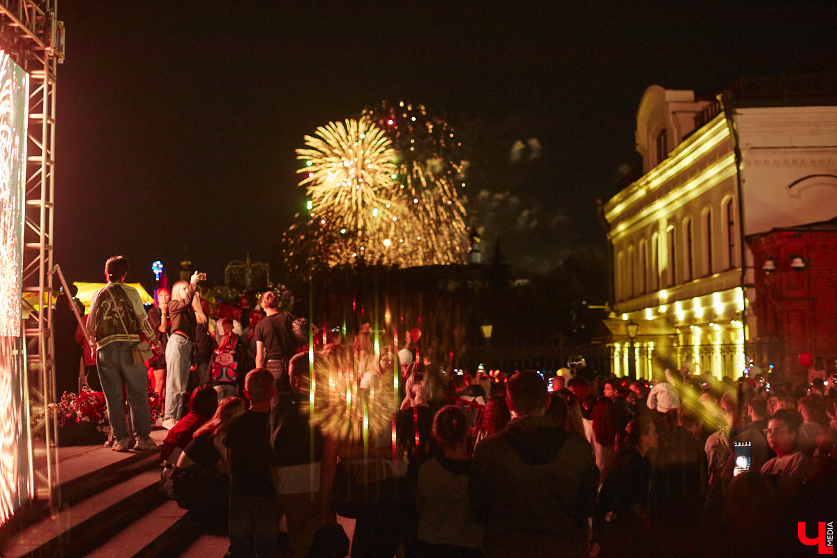 Наш любимый город снова именинник, и свое 1035-летие намерен отпраздновать с размахом. Все карты раскрыты: известно, кто станет хедлайнером и ждать ли торжественный салют. Собрали для вас всю необходимую информацию, чтобы программа Дня города не была сюрпризом, как погода.