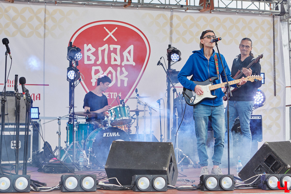 Наш любимый город снова именинник, и свое 1035-летие намерен отпраздновать с размахом. Все карты раскрыты: известно, кто станет хедлайнером и ждать ли торжественный салют. Собрали для вас всю необходимую информацию, чтобы программа Дня города не была сюрпризом, как погода.