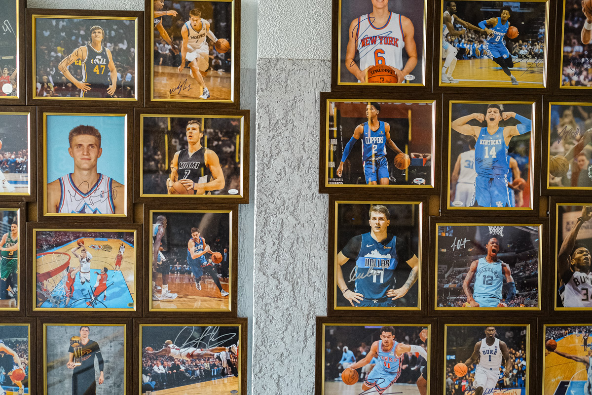 Более двух тысяч реликвий мирового баскетбола практически с самого его зарождения бережно хранят во Владимире. Да, вы всё правильно прочитали! В офисе производства на Большой Нижегородской буквально каждый сантиметр стен пропитан историей игр. «Ключ-Медиа» пообщался с основателем музея Михаилом Царфиным, а также познакомился с легендарными спортсменами через их автографы и коллекционные фигурки.