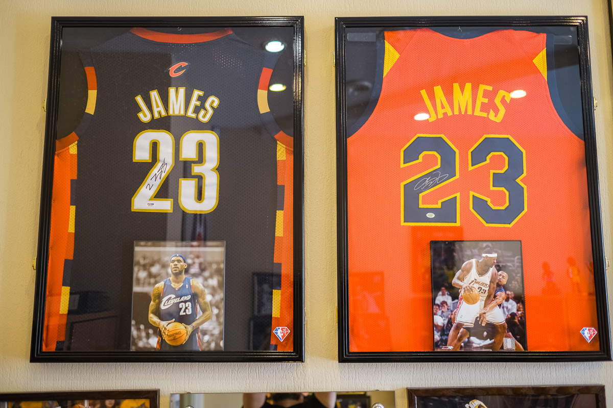 Более двух тысяч реликвий мирового баскетбола практически с самого его зарождения бережно хранят во Владимире. Да, вы всё правильно прочитали! В офисе производства на Большой Нижегородской буквально каждый сантиметр стен пропитан историей игр. «Ключ-Медиа» пообщался с основателем музея Михаилом Царфиным, а также познакомился с легендарными спортсменами через их автографы и коллекционные фигурки.