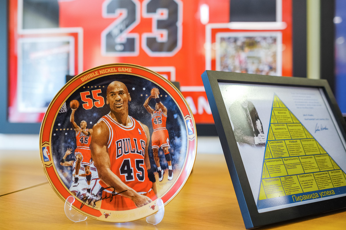 Более двух тысяч реликвий мирового баскетбола практически с самого его зарождения бережно хранят во Владимире. Да, вы всё правильно прочитали! В офисе производства на Большой Нижегородской буквально каждый сантиметр стен пропитан историей игр. «Ключ-Медиа» пообщался с основателем музея Михаилом Царфиным, а также познакомился с легендарными спортсменами через их автографы и коллекционные фигурки.