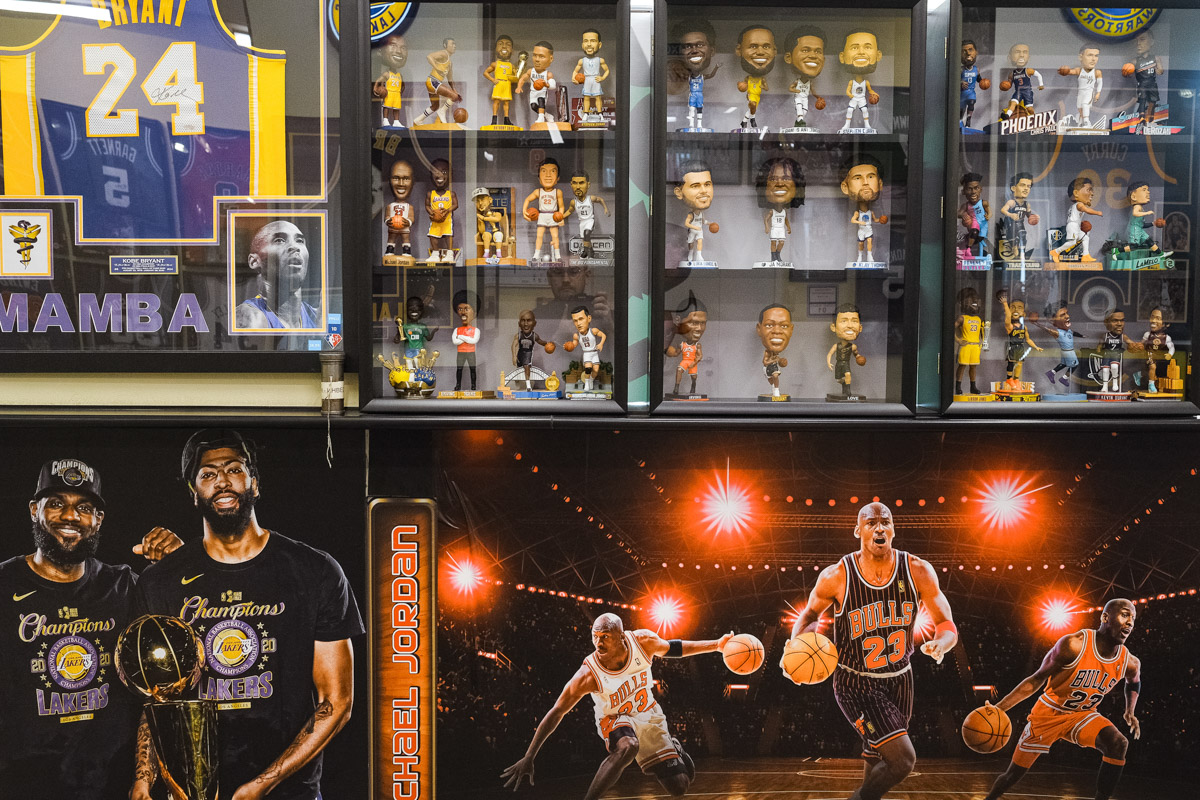 Более двух тысяч реликвий мирового баскетбола практически с самого его зарождения бережно хранят во Владимире. Да, вы всё правильно прочитали! В офисе производства на Большой Нижегородской буквально каждый сантиметр стен пропитан историей игр. «Ключ-Медиа» пообщался с основателем музея Михаилом Царфиным, а также познакомился с легендарными спортсменами через их автографы и коллекционные фигурки.