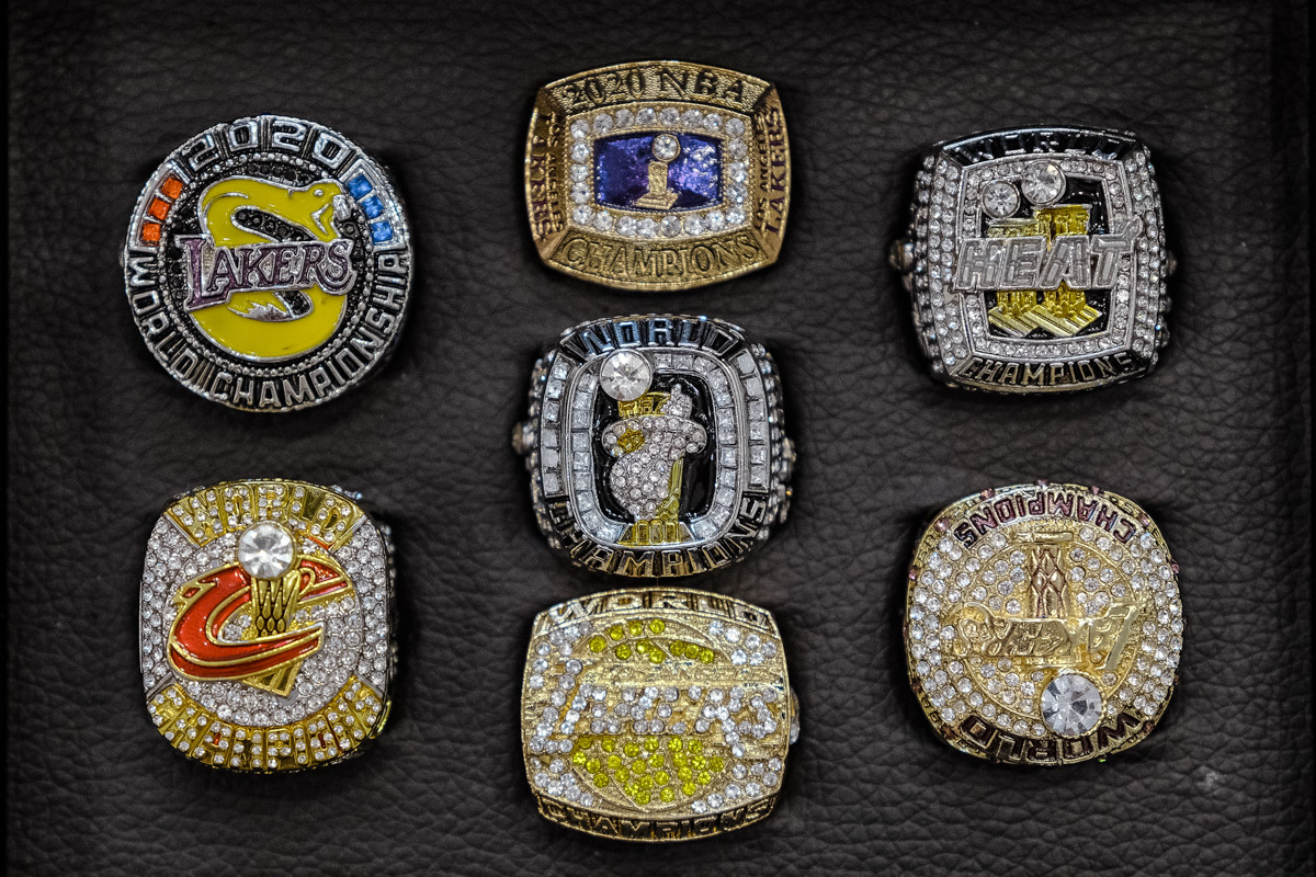 Более двух тысяч реликвий мирового баскетбола практически с самого его зарождения бережно хранят во Владимире. Да, вы всё правильно прочитали! В офисе производства на Большой Нижегородской буквально каждый сантиметр стен пропитан историей игр. «Ключ-Медиа» пообщался с основателем музея Михаилом Царфиным, а также познакомился с легендарными спортсменами через их автографы и коллекционные фигурки.