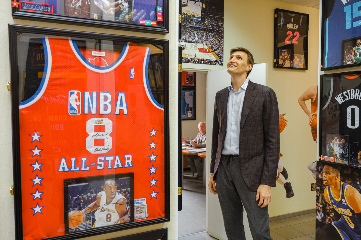 Более двух тысяч реликвий мирового баскетбола практически с самого его зарождения бережно хранят во Владимире. Да, вы всё правильно прочитали! В офисе производства на Большой Нижегородской буквально каждый сантиметр стен пропитан историей игр. «Ключ-Медиа» пообщался с основателем музея Михаилом Царфиным, а также познакомился с легендарными спортсменами через их автографы и коллекционные фигурки.