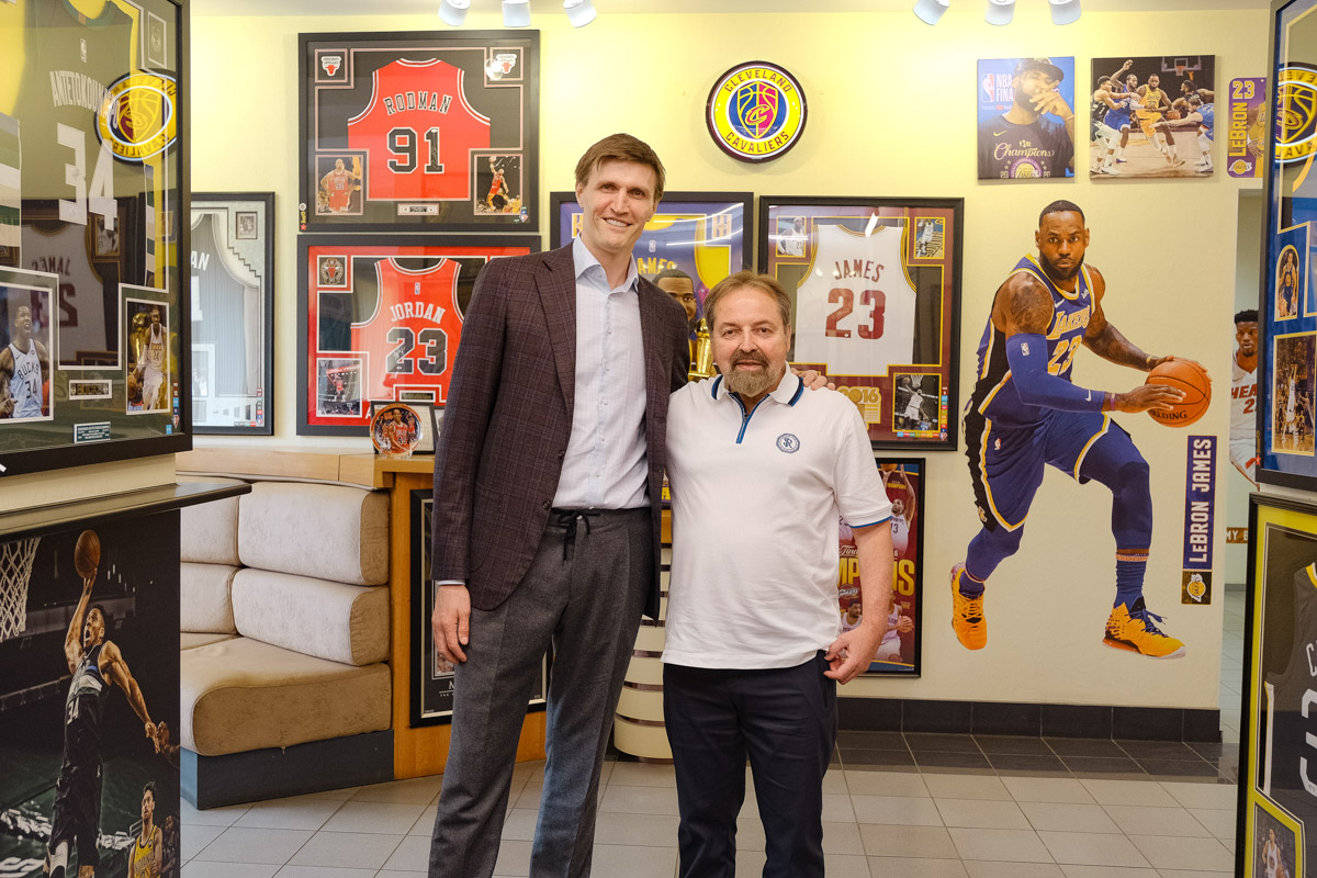 Более двух тысяч реликвий мирового баскетбола практически с самого его зарождения бережно хранят во Владимире. Да, вы всё правильно прочитали! В офисе производства на Большой Нижегородской буквально каждый сантиметр стен пропитан историей игр. «Ключ-Медиа» пообщался с основателем музея Михаилом Царфиным, а также познакомился с легендарными спортсменами через их автографы и коллекционные фигурки.