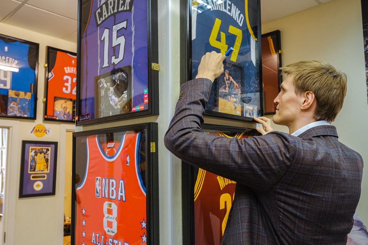 Более двух тысяч реликвий мирового баскетбола практически с самого его зарождения бережно хранят во Владимире. Да, вы всё правильно прочитали! В офисе производства на Большой Нижегородской буквально каждый сантиметр стен пропитан историей игр. «Ключ-Медиа» пообщался с основателем музея Михаилом Царфиным, а также познакомился с легендарными спортсменами через их автографы и коллекционные фигурки.