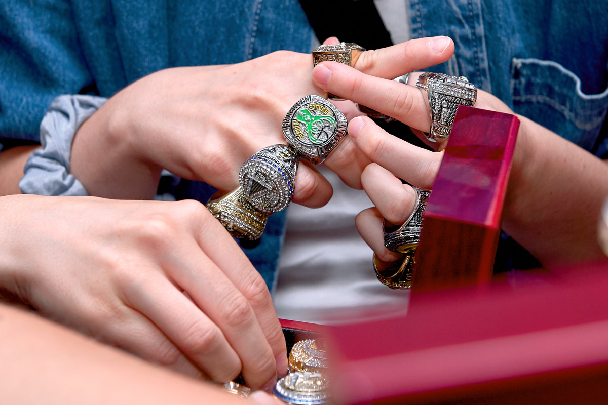 Более двух тысяч реликвий мирового баскетбола практически с самого его зарождения бережно хранят во Владимире. Да, вы всё правильно прочитали! В офисе производства на Большой Нижегородской буквально каждый сантиметр стен пропитан историей игр. «Ключ-Медиа» пообщался с основателем музея Михаилом Царфиным, а также познакомился с легендарными спортсменами через их автографы и коллекционные фигурки.