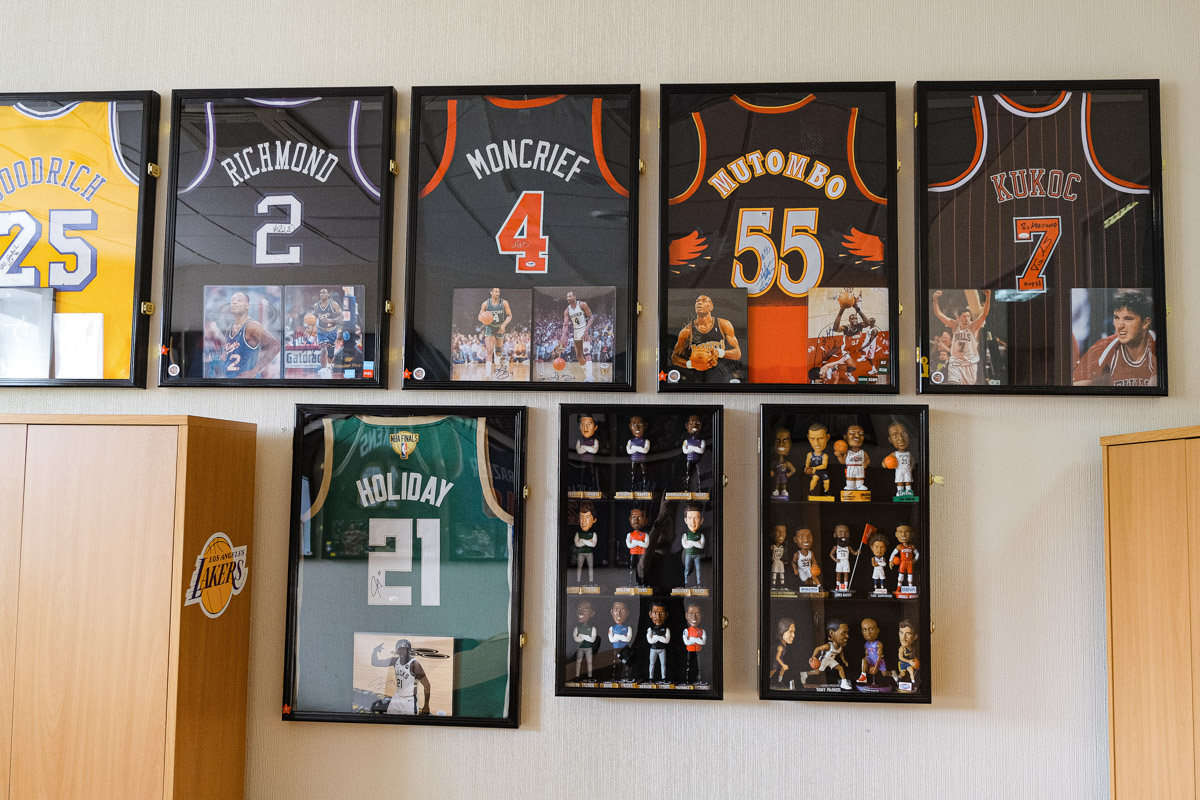 Более двух тысяч реликвий мирового баскетбола практически с самого его зарождения бережно хранят во Владимире. Да, вы всё правильно прочитали! В офисе производства на Большой Нижегородской буквально каждый сантиметр стен пропитан историей игр. «Ключ-Медиа» пообщался с основателем музея Михаилом Царфиным, а также познакомился с легендарными спортсменами через их автографы и коллекционные фигурки.