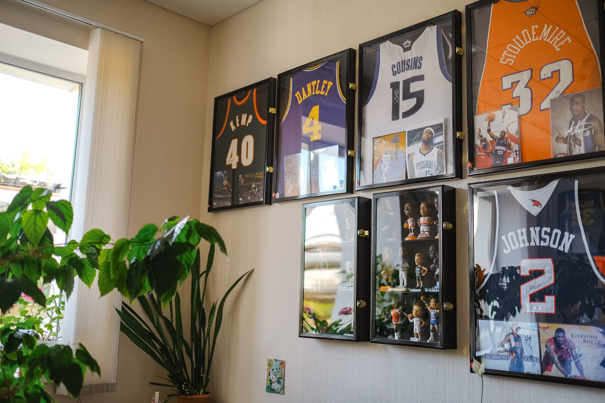 Более двух тысяч реликвий мирового баскетбола практически с самого его зарождения бережно хранят во Владимире. Да, вы всё правильно прочитали! В офисе производства на Большой Нижегородской буквально каждый сантиметр стен пропитан историей игр. «Ключ-Медиа» пообщался с основателем музея Михаилом Царфиным, а также познакомился с легендарными спортсменами через их автографы и коллекционные фигурки.