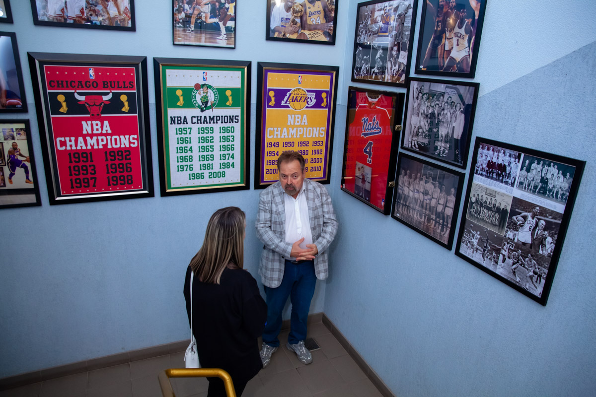 Более двух тысяч реликвий мирового баскетбола практически с самого его зарождения бережно хранят во Владимире. Да, вы всё правильно прочитали! В офисе производства на Большой Нижегородской буквально каждый сантиметр стен пропитан историей игр. «Ключ-Медиа» пообщался с основателем музея Михаилом Царфиным, а также познакомился с легендарными спортсменами через их автографы и коллекционные фигурки.