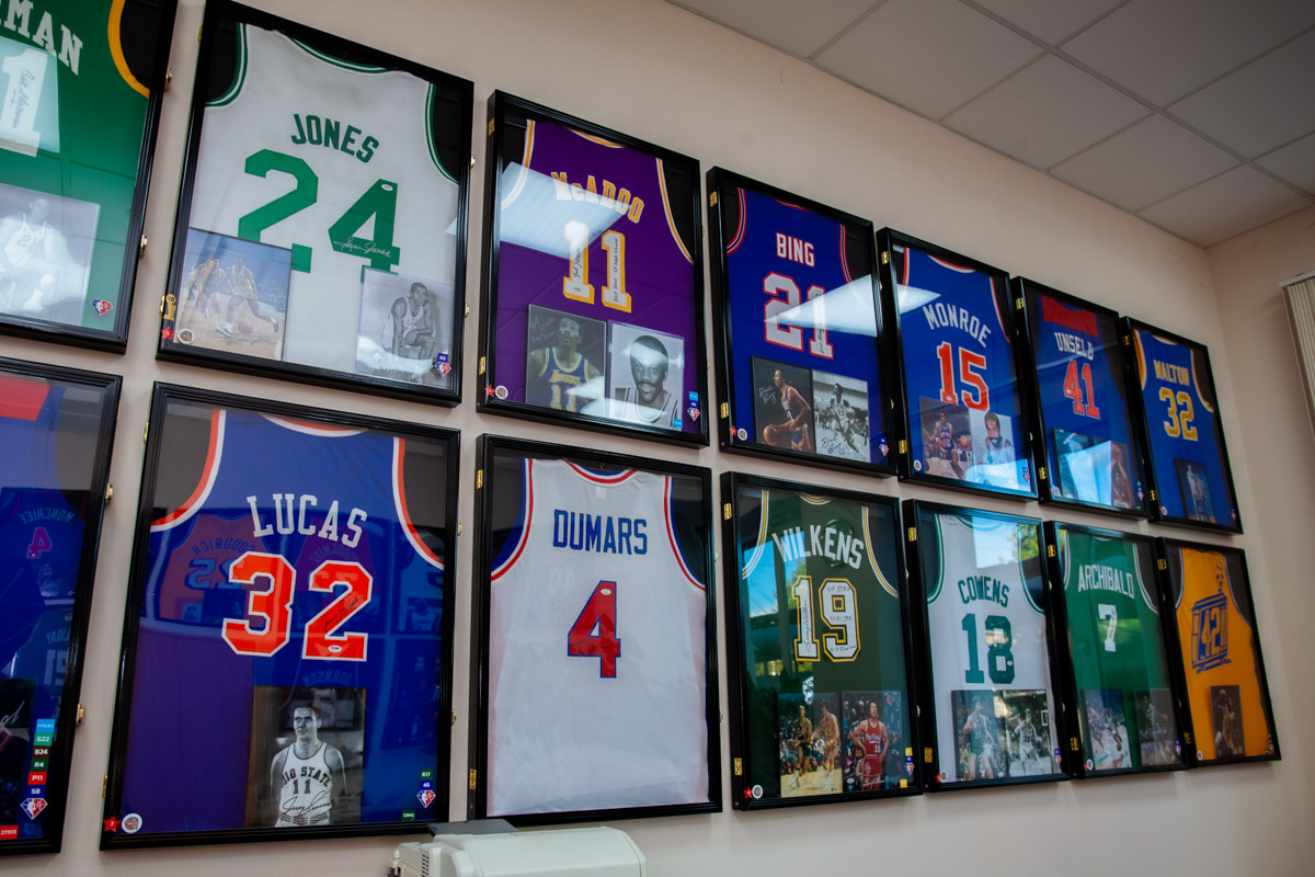 Более двух тысяч реликвий мирового баскетбола практически с самого его зарождения бережно хранят во Владимире. Да, вы всё правильно прочитали! В офисе производства на Большой Нижегородской буквально каждый сантиметр стен пропитан историей игр. «Ключ-Медиа» пообщался с основателем музея Михаилом Царфиным, а также познакомился с легендарными спортсменами через их автографы и коллекционные фигурки.