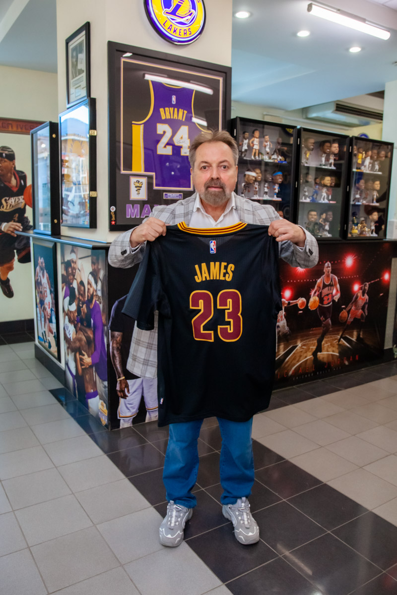 Более двух тысяч реликвий мирового баскетбола практически с самого его зарождения бережно хранят во Владимире. Да, вы всё правильно прочитали! В офисе производства на Большой Нижегородской буквально каждый сантиметр стен пропитан историей игр. «Ключ-Медиа» пообщался с основателем музея Михаилом Царфиным, а также познакомился с легендарными спортсменами через их автографы и коллекционные фигурки.