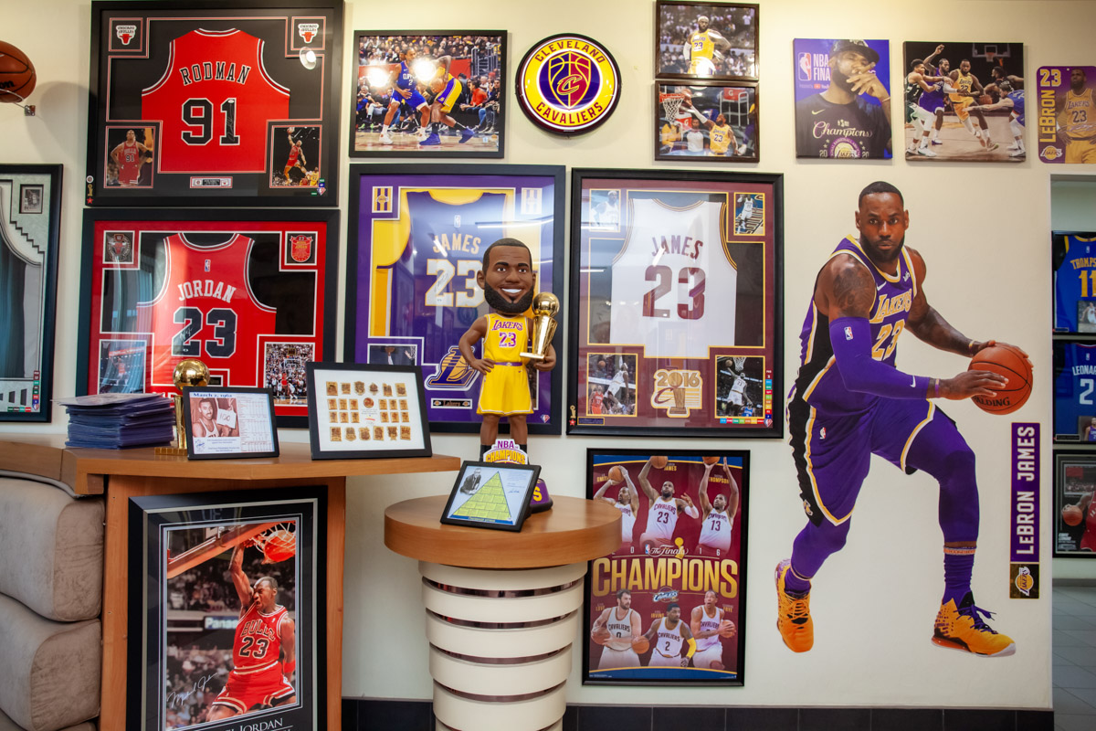 Более двух тысяч реликвий мирового баскетбола практически с самого его зарождения бережно хранят во Владимире. Да, вы всё правильно прочитали! В офисе производства на Большой Нижегородской буквально каждый сантиметр стен пропитан историей игр. «Ключ-Медиа» пообщался с основателем музея Михаилом Царфиным, а также познакомился с легендарными спортсменами через их автографы и коллекционные фигурки.