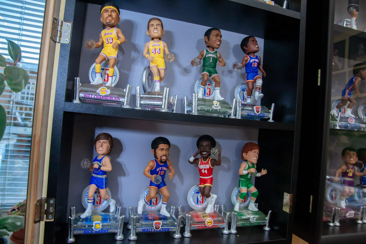 Более двух тысяч реликвий мирового баскетбола практически с самого его зарождения бережно хранят во Владимире. Да, вы всё правильно прочитали! В офисе производства на Большой Нижегородской буквально каждый сантиметр стен пропитан историей игр. «Ключ-Медиа» пообщался с основателем музея Михаилом Царфиным, а также познакомился с легендарными спортсменами через их автографы и коллекционные фигурки.