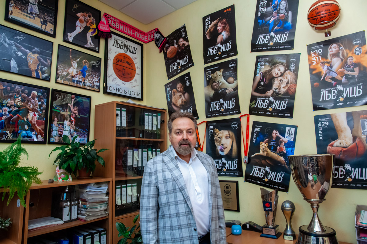 Более двух тысяч реликвий мирового баскетбола практически с самого его зарождения бережно хранят во Владимире. Да, вы всё правильно прочитали! В офисе производства на Большой Нижегородской буквально каждый сантиметр стен пропитан историей игр. «Ключ-Медиа» пообщался с основателем музея Михаилом Царфиным, а также познакомился с легендарными спортсменами через их автографы и коллекционные фигурки.