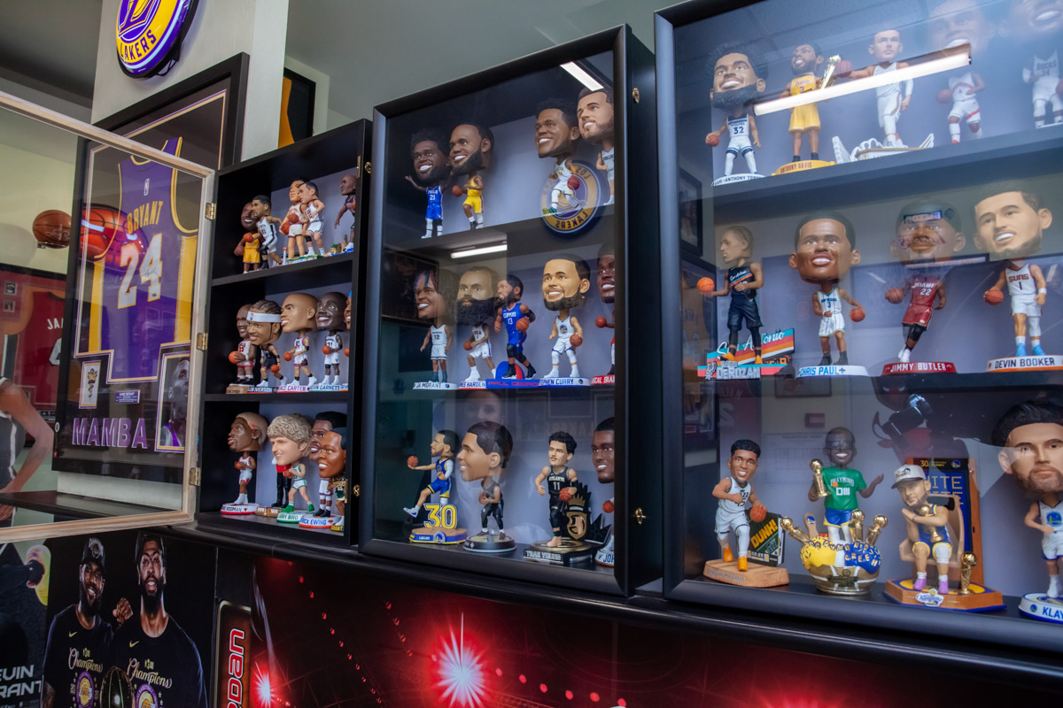 Более двух тысяч реликвий мирового баскетбола практически с самого его зарождения бережно хранят во Владимире. Да, вы всё правильно прочитали! В офисе производства на Большой Нижегородской буквально каждый сантиметр стен пропитан историей игр. «Ключ-Медиа» пообщался с основателем музея Михаилом Царфиным, а также познакомился с легендарными спортсменами через их автографы и коллекционные фигурки.