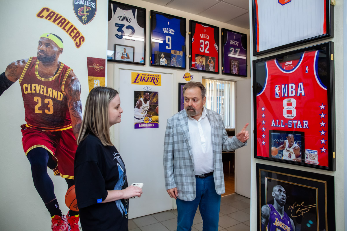 Более двух тысяч реликвий мирового баскетбола практически с самого его зарождения бережно хранят во Владимире. Да, вы всё правильно прочитали! В офисе производства на Большой Нижегородской буквально каждый сантиметр стен пропитан историей игр. «Ключ-Медиа» пообщался с основателем музея Михаилом Царфиным, а также познакомился с легендарными спортсменами через их автографы и коллекционные фигурки.