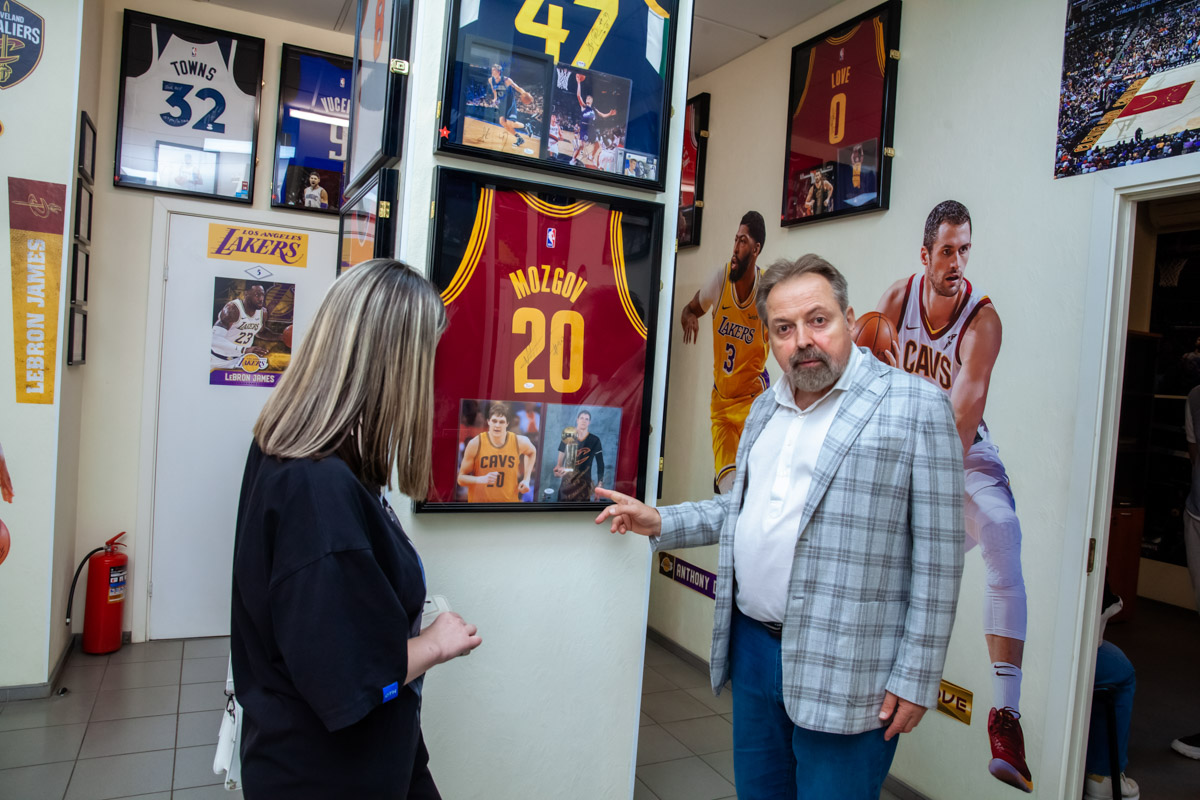 Более двух тысяч реликвий мирового баскетбола практически с самого его зарождения бережно хранят во Владимире. Да, вы всё правильно прочитали! В офисе производства на Большой Нижегородской буквально каждый сантиметр стен пропитан историей игр. «Ключ-Медиа» пообщался с основателем музея Михаилом Царфиным, а также познакомился с легендарными спортсменами через их автографы и коллекционные фигурки.