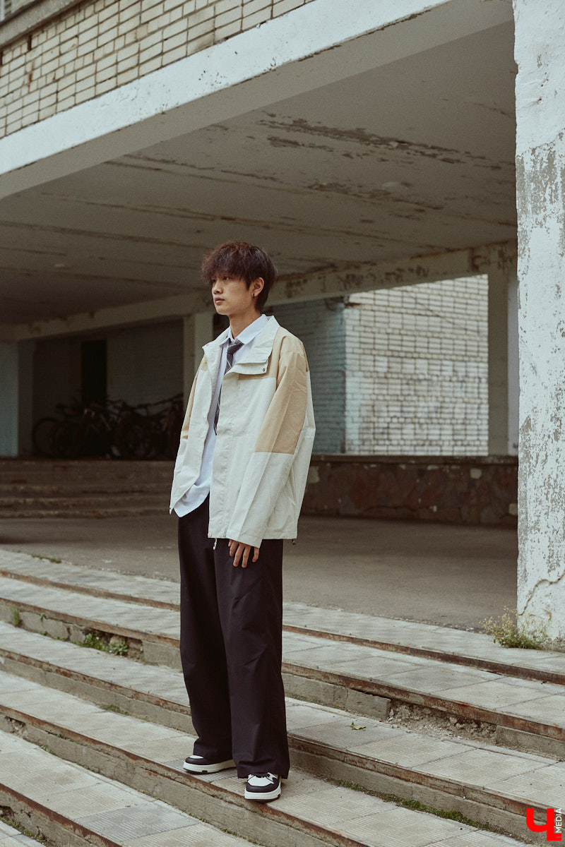 Хуэйбинь Тянь, или по-русски Артем, — стильный молодой человек. Студент из Китая умеет составлять образы на каждый день, цепляющие взгляд. Они простые, без излишеств, при этом парень умудряется выглядеть как модель с обложки глянцевого журнала. «Ключ-Медиа» убедился в этом на съемке для своей постоянной рубрики.