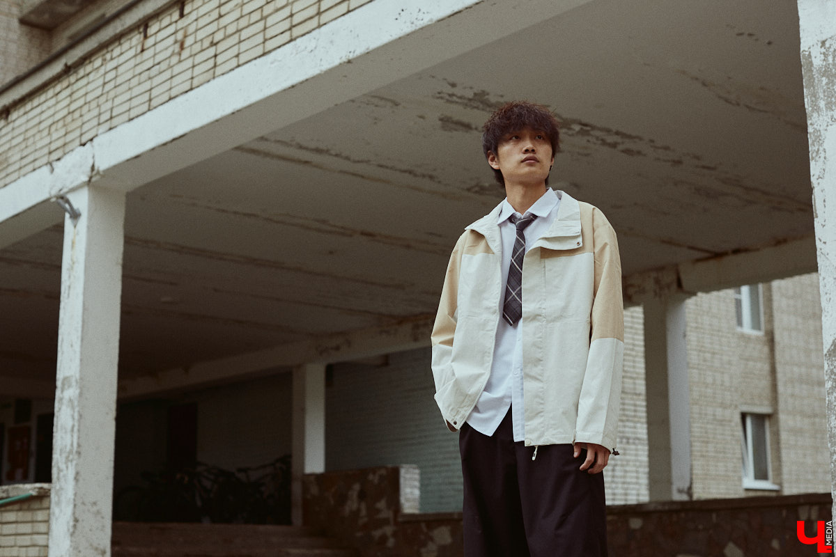 Хуэйбинь Тянь, или по-русски Артем, — стильный молодой человек. Студент из Китая умеет составлять образы на каждый день, цепляющие взгляд. Они простые, без излишеств, при этом парень умудряется выглядеть как модель с обложки глянцевого журнала. «Ключ-Медиа» убедился в этом на съемке для своей постоянной рубрики.