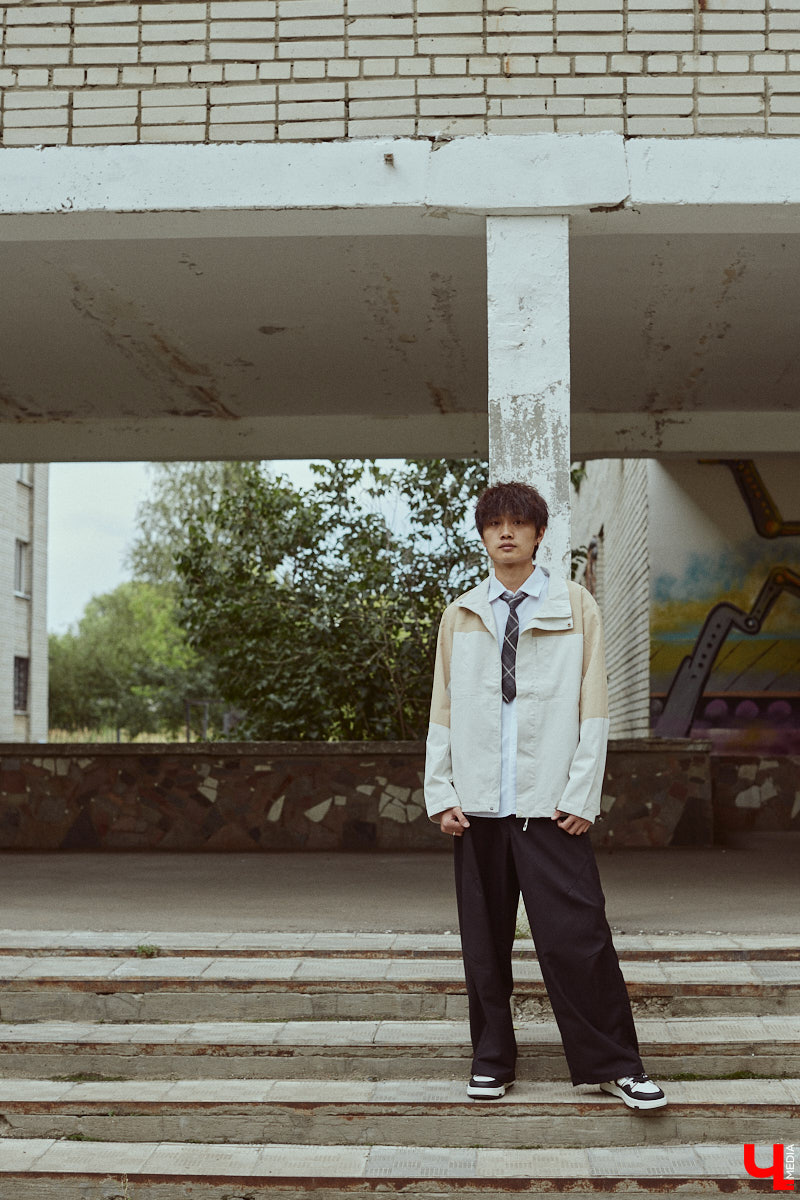 Хуэйбинь Тянь, или по-русски Артем, — стильный молодой человек. Студент из Китая умеет составлять образы на каждый день, цепляющие взгляд. Они простые, без излишеств, при этом парень умудряется выглядеть как модель с обложки глянцевого журнала. «Ключ-Медиа» убедился в этом на съемке для своей постоянной рубрики.