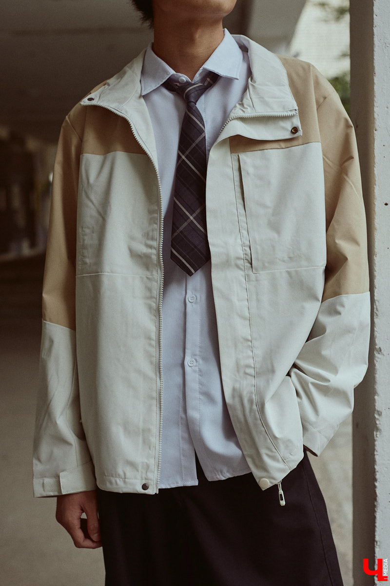 Хуэйбинь Тянь, или по-русски Артем, — стильный молодой человек. Студент из Китая умеет составлять образы на каждый день, цепляющие взгляд. Они простые, без излишеств, при этом парень умудряется выглядеть как модель с обложки глянцевого журнала. «Ключ-Медиа» убедился в этом на съемке для своей постоянной рубрики.