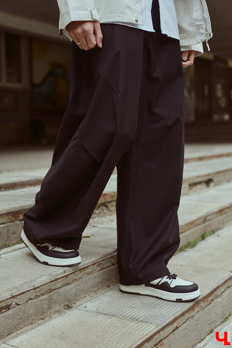 Хуэйбинь Тянь, или по-русски Артем, — стильный молодой человек. Студент из Китая умеет составлять образы на каждый день, цепляющие взгляд. Они простые, без излишеств, при этом парень умудряется выглядеть как модель с обложки глянцевого журнала. «Ключ-Медиа» убедился в этом на съемке для своей постоянной рубрики.