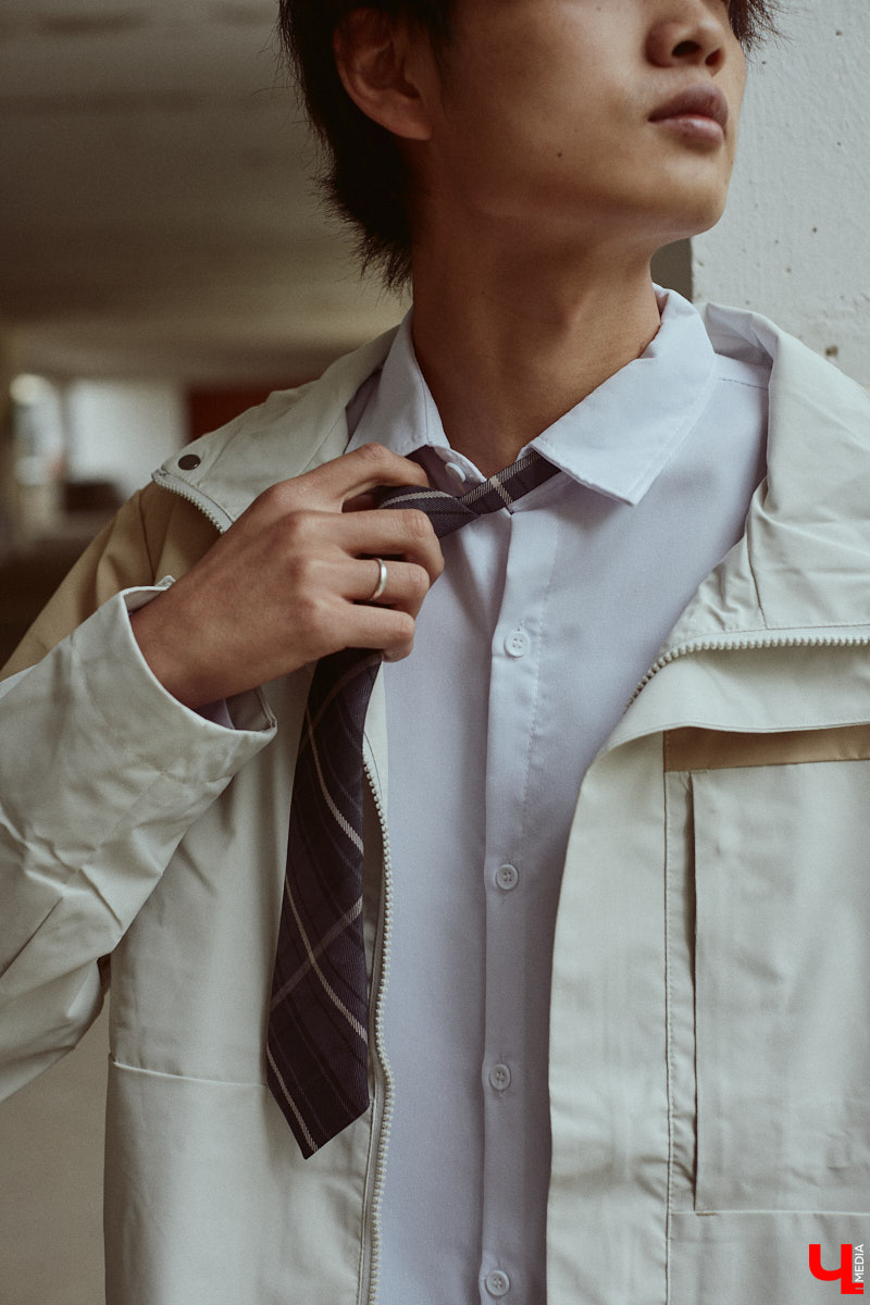 Хуэйбинь Тянь, или по-русски Артем, — стильный молодой человек. Студент из Китая умеет составлять образы на каждый день, цепляющие взгляд. Они простые, без излишеств, при этом парень умудряется выглядеть как модель с обложки глянцевого журнала. «Ключ-Медиа» убедился в этом на съемке для своей постоянной рубрики.