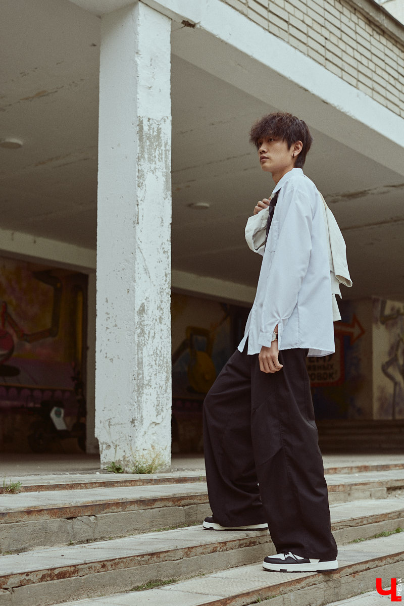 Хуэйбинь Тянь, или по-русски Артем, — стильный молодой человек. Студент из Китая умеет составлять образы на каждый день, цепляющие взгляд. Они простые, без излишеств, при этом парень умудряется выглядеть как модель с обложки глянцевого журнала. «Ключ-Медиа» убедился в этом на съемке для своей постоянной рубрики.