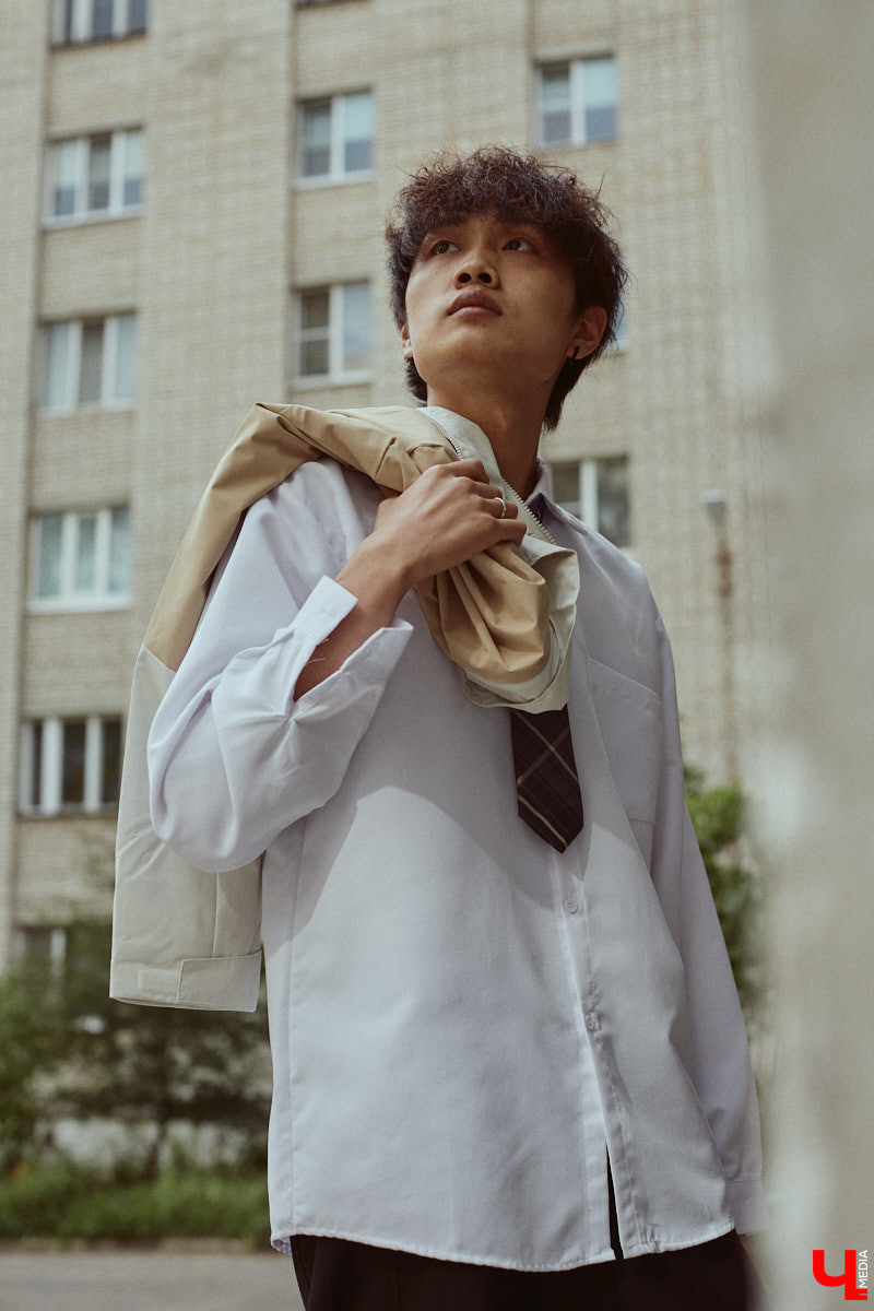 Хуэйбинь Тянь, или по-русски Артем, — стильный молодой человек. Студент из Китая умеет составлять образы на каждый день, цепляющие взгляд. Они простые, без излишеств, при этом парень умудряется выглядеть как модель с обложки глянцевого журнала. «Ключ-Медиа» убедился в этом на съемке для своей постоянной рубрики.