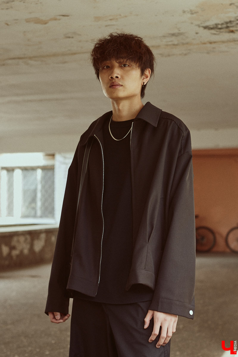 Хуэйбинь Тянь, или по-русски Артем, — стильный молодой человек. Студент из Китая умеет составлять образы на каждый день, цепляющие взгляд. Они простые, без излишеств, при этом парень умудряется выглядеть как модель с обложки глянцевого журнала. «Ключ-Медиа» убедился в этом на съемке для своей постоянной рубрики.