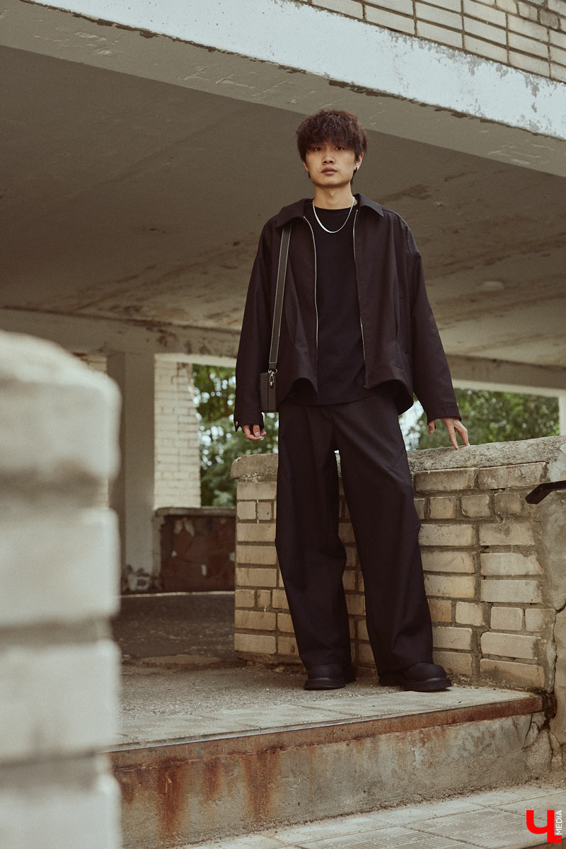 Хуэйбинь Тянь, или по-русски Артем, — стильный молодой человек. Студент из Китая умеет составлять образы на каждый день, цепляющие взгляд. Они простые, без излишеств, при этом парень умудряется выглядеть как модель с обложки глянцевого журнала. «Ключ-Медиа» убедился в этом на съемке для своей постоянной рубрики.