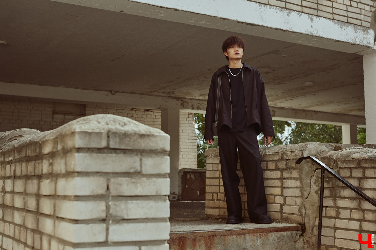 Хуэйбинь Тянь, или по-русски Артем, — стильный молодой человек. Студент из Китая умеет составлять образы на каждый день, цепляющие взгляд. Они простые, без излишеств, при этом парень умудряется выглядеть как модель с обложки глянцевого журнала. «Ключ-Медиа» убедился в этом на съемке для своей постоянной рубрики.