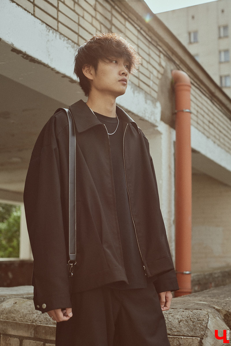 Хуэйбинь Тянь, или по-русски Артем, — стильный молодой человек. Студент из Китая умеет составлять образы на каждый день, цепляющие взгляд. Они простые, без излишеств, при этом парень умудряется выглядеть как модель с обложки глянцевого журнала. «Ключ-Медиа» убедился в этом на съемке для своей постоянной рубрики.